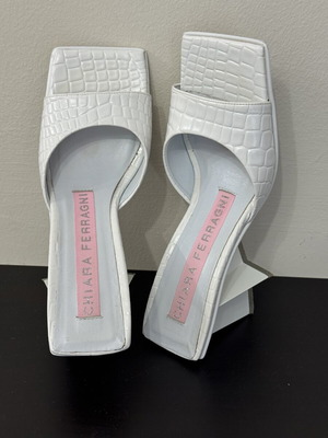 Δερμάτινα mules Chiara Ferragni λευκά, σαν καινούργια, τακούνι αστέρι 9εκ