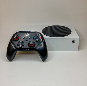 Xbox Series S σε άριστη κατάσταση με 2 ενσύρματα χειριστήρια