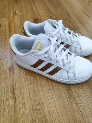 Adidas Grand Court 2.0 K αθλητικά μεταχειρισμένα, μέγεθος 38, άσπρο με χρυσαφί ρίγες