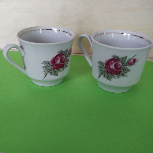 Kahla porcelain cups with roses and gold rim used, set of 2