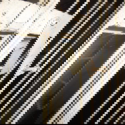 Καθρέπτης χειροποίητος σιδερένιος εκρού σε μορφή παλαιού παραθύρου