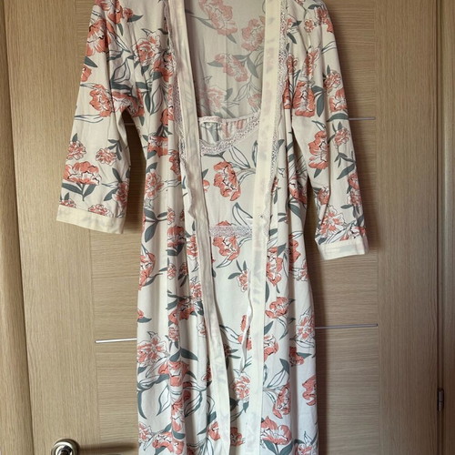 Women's floral robe and nightgown set like new, size L
