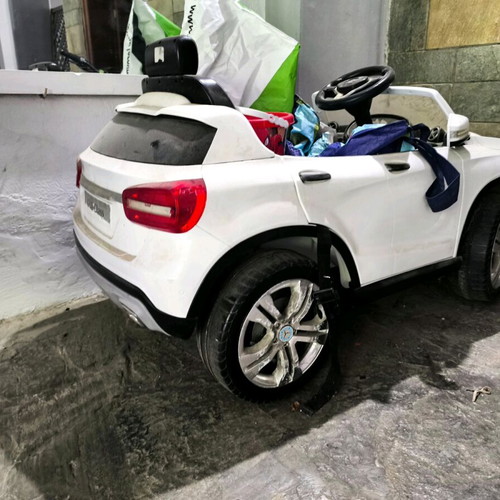 Mercedes GLA electric kids car like new with charger