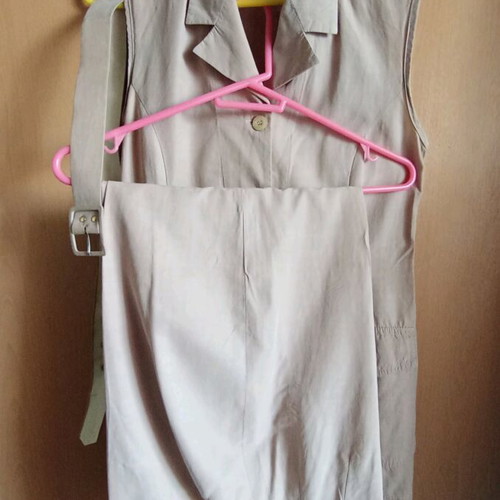 Women's beige sleeveless suit like new, size M, safari style