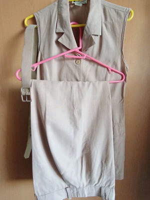 Women's beige sleeveless suit like new, size M, safari style