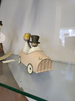 Metal decorative bride and groom in car new