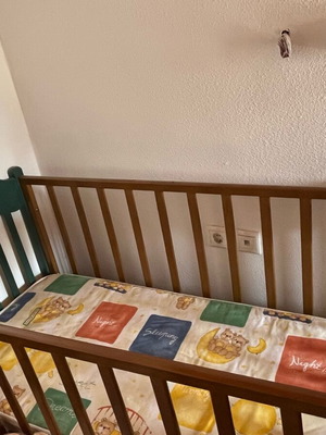 Κούνια με στρωματάκι μεταχειρισμένη σε καλή κατάσταση