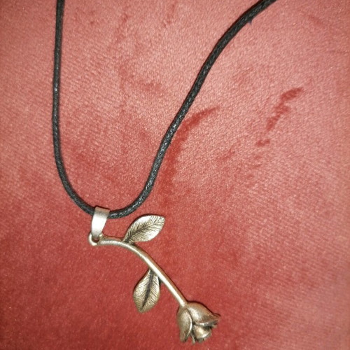 Handmade pendant necklace with metal rose like new