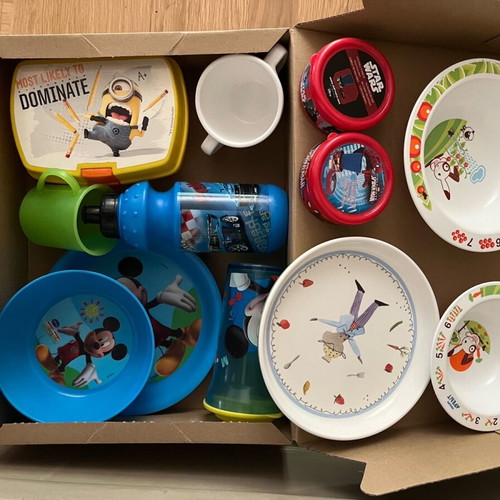 Children's tableware like new, set with cups, water bottle and plates