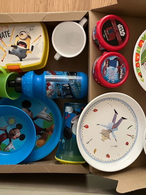 Children's tableware like new, set with cups, water bottle and plates