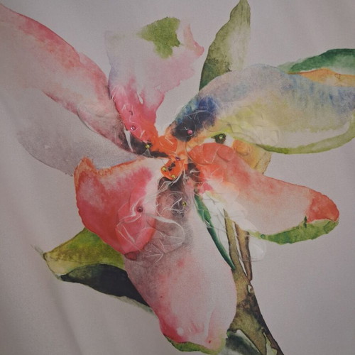 T-shirt with embossed flower like new, white multicolor