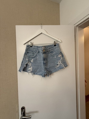 Bershka дънкови къси панталони с разкъсвания, светлосини, размер 38