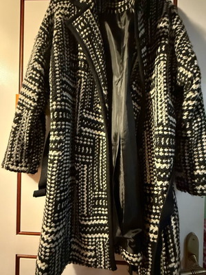 Coat like new size S black and white with belt