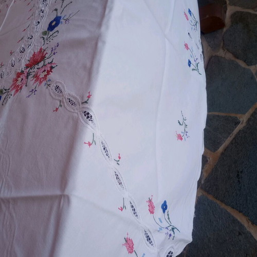 Vintage handmade round tablecloth 168cm with cutwork embroidery like new