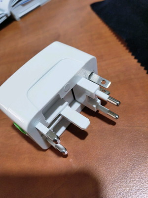 Universal adapter like new, plug lighter for various countries