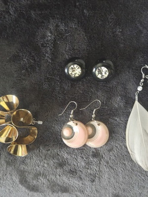 Earring set used