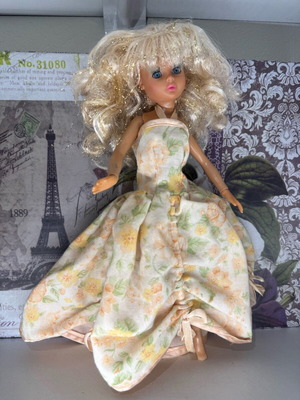 Bibibo B Period Goldilocks doll used with classic wear and dress
