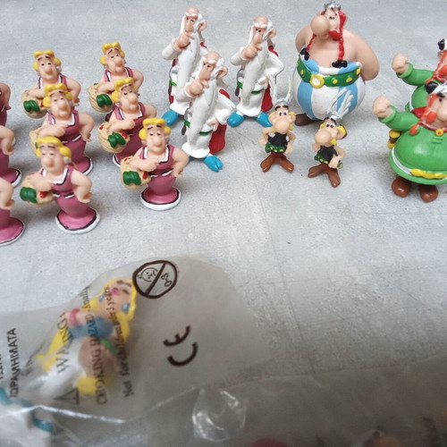 Mini Asterix, Obelix, Panoramix, Majestix figures used, pack of 28 from 1990s
