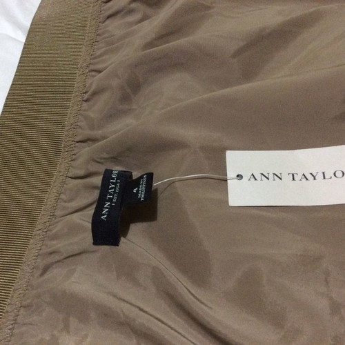 Ann Taylor women's skirt new with elastic and pockets