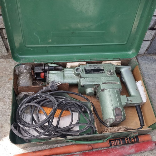 Hitachi compressor like new with 2 chisels