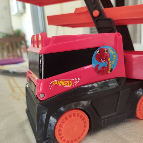 Hot Wheels Truck Garage six-level playset like new