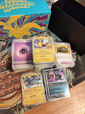 Κάρτες Pokemon σαν καινούργιες, σετ 500 τεμάχια με holo και ενέργεια