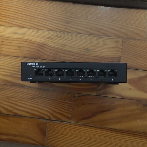 Cisco SG110D-08 Unmanaged L2 Switch with 8 Gigabit Ethernet Ports like new