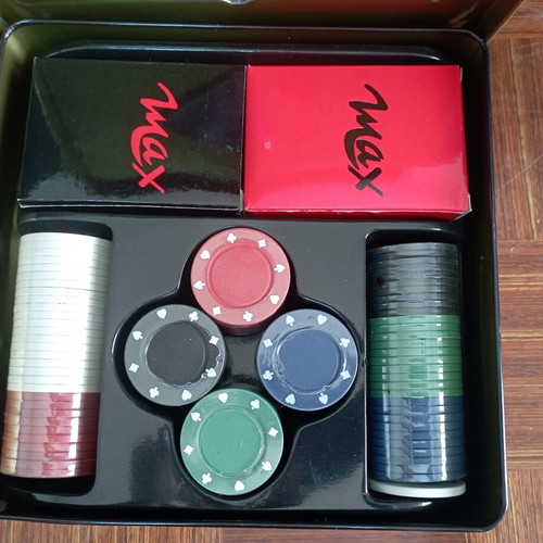 Max Professional XL Poker Set like new with 2 decks and 100 chips