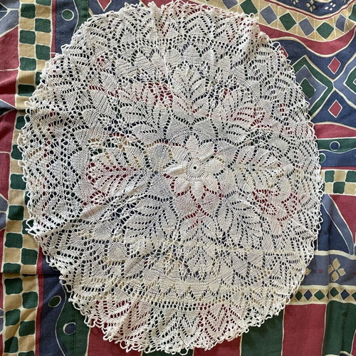 Knitted round tablecloth like new, diameter 54 cm