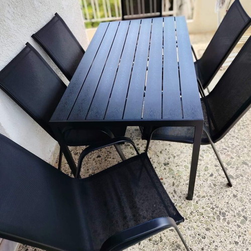 Outdoor table like new with six chairs