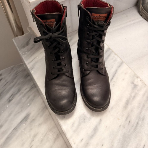 Robinson boots size 38 with zippers and velvet lining like new