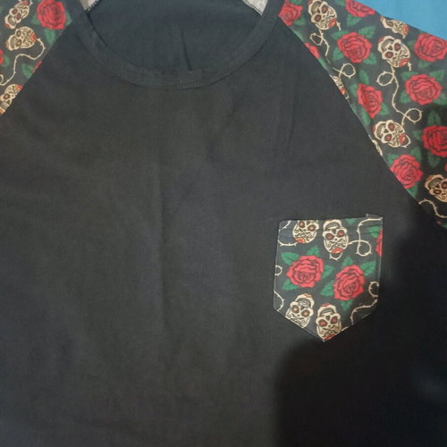 Fashion Beads Large T-shirt with Triangular Pattern like new, black and red