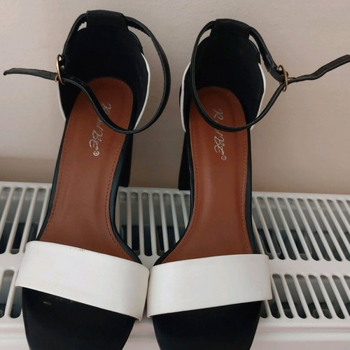 Black and white sandals like new, size 38, 8.5 cm heel