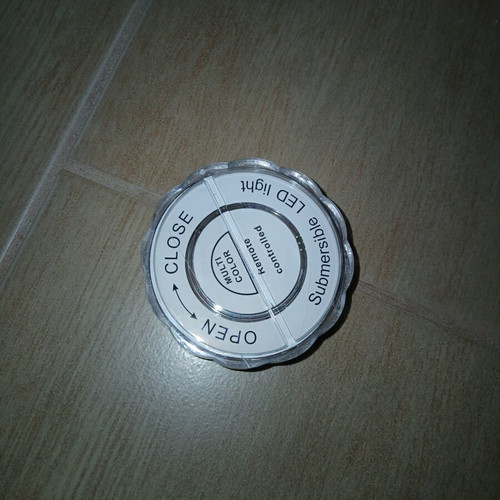 Round LED light with remote control, battery operated, multicolor