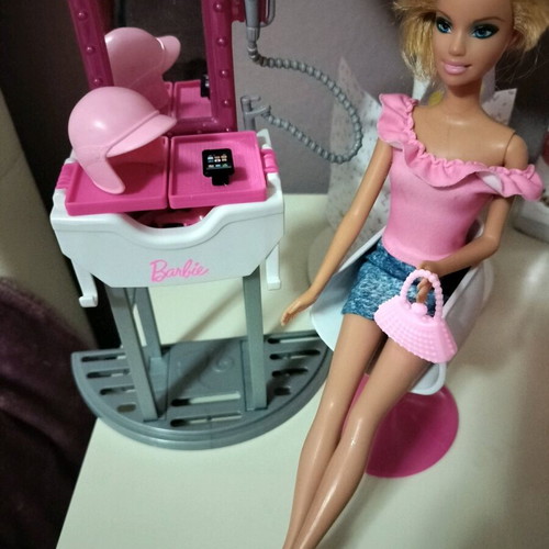 Barbie Hair Salon like new with furniture and two dolls