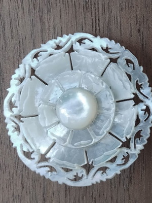 Vintage carved mother of pearl brooch 4cm like new
