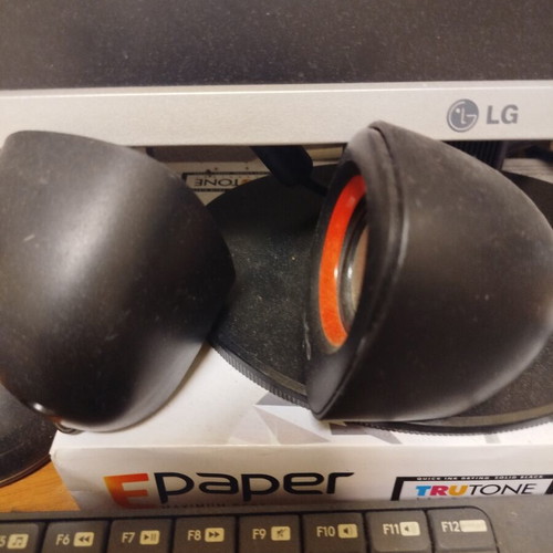 Ugo Wired Speakers like new, compact with volume control