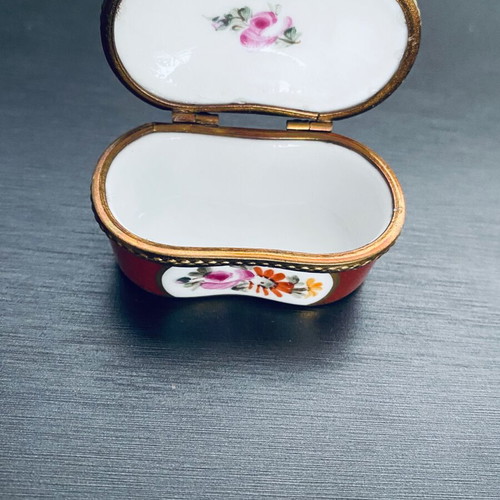 Limoges porcelain miniature box like new
