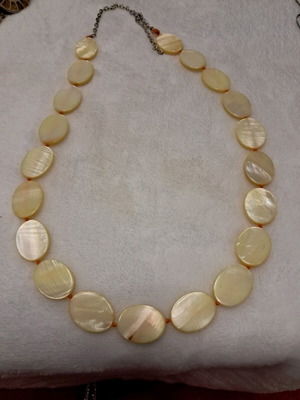 Mother of pearl necklace like new with yellow shell and silver clasp