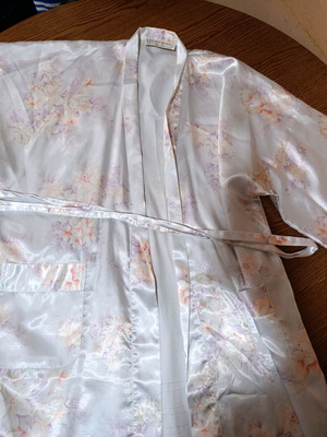 Silk robe M/L like new