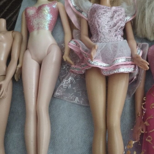 Barbie dolls pack with 9 dolls, 2 bodies, 3 heads and a horse