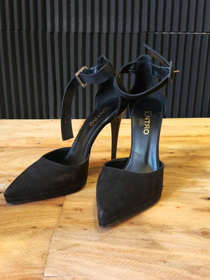 Entro pumps size 37 like new, black leather interior, suede exterior