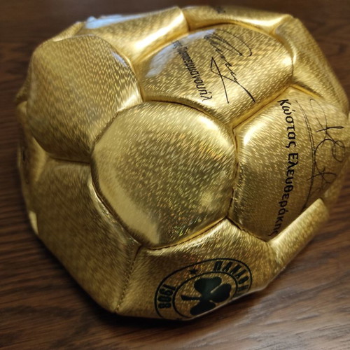 Panathinaikos football ball collectible like new, with signatures