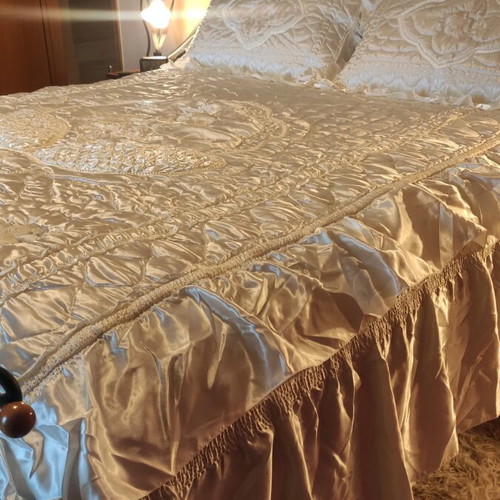 Cotton satin bed cover like new, beige with pillowcases and quilted duvet