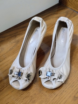 Lea Gu leather peep toe pumps beige with crystal stones used size 37