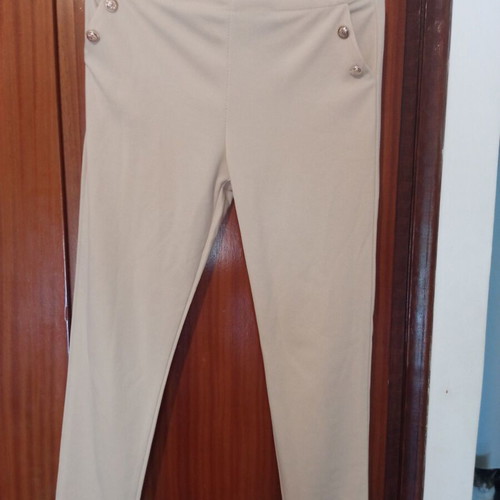 High-waisted cropped pants with gold buttons