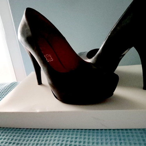Patent leather pumps used, size 37, 10cm black