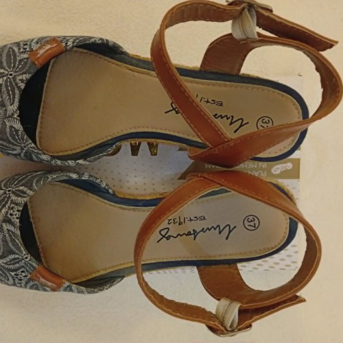 Mustang espadrilles with blue and turquoise leaf pattern like new, size 37