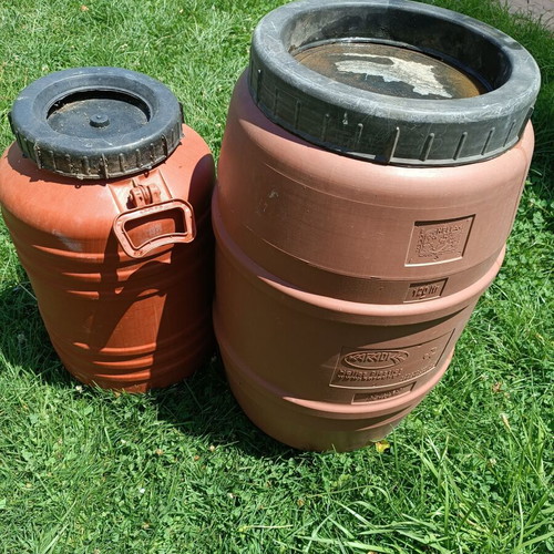 Wine crusher and barrels used, set of 7 pieces