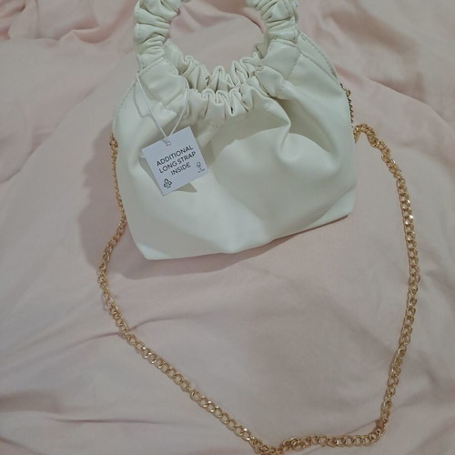 White faux leather bag with gold chain, new, hand and shoulder